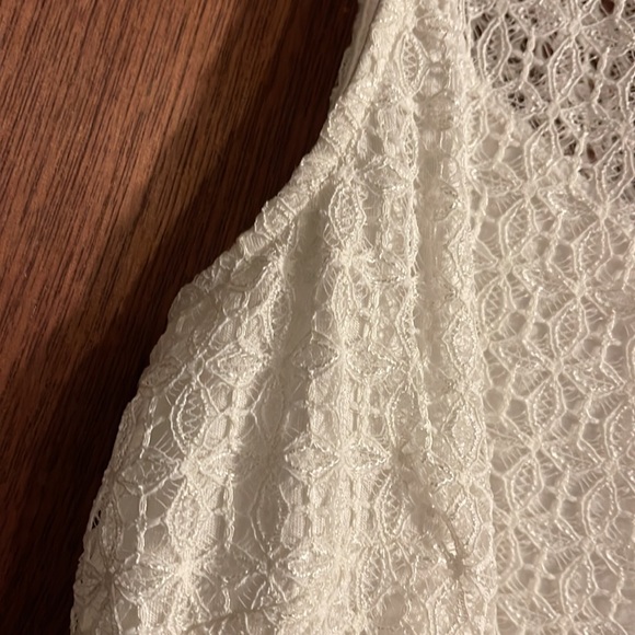 H & M white top. Medium. So nice! Worn twice. Perfect condition. - Picture 6 of 9